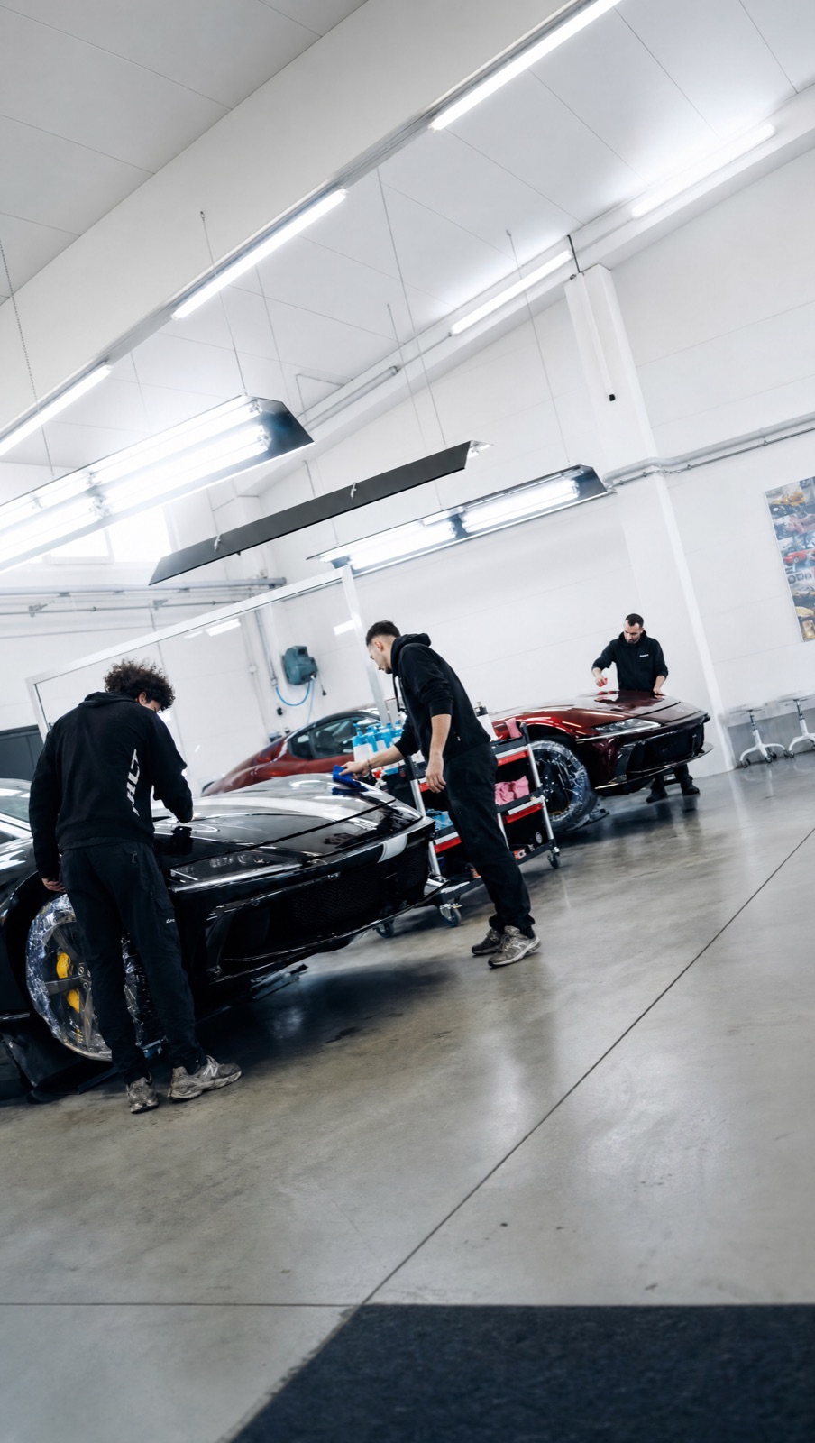 Das CULT Team arbeitet gemeinsam an Supersportwagen in der Werkstatt