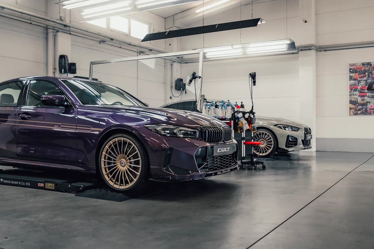 Violetter BMW Alpina mit goldenen Felgen in der CULT Werkstatt
