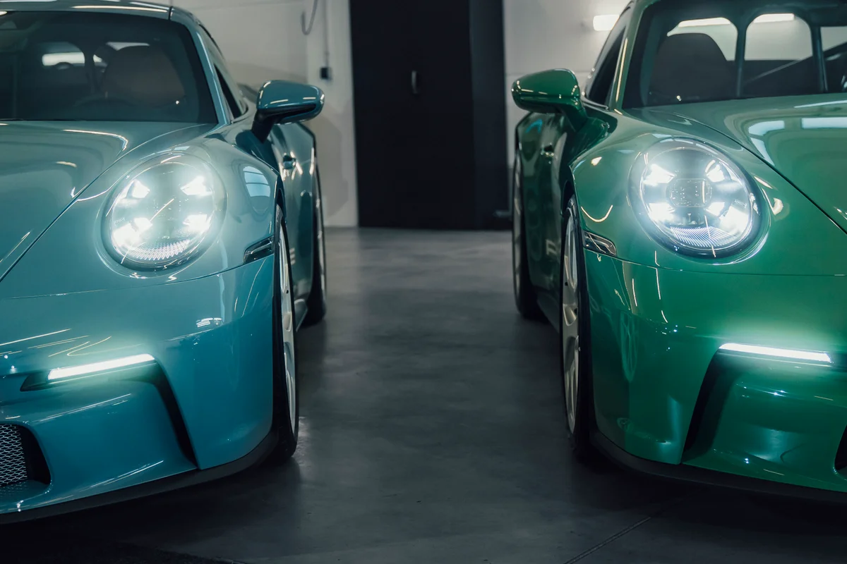 Zwei Porsche 911 GT3 in exklusiven Farben im CULT Showroom