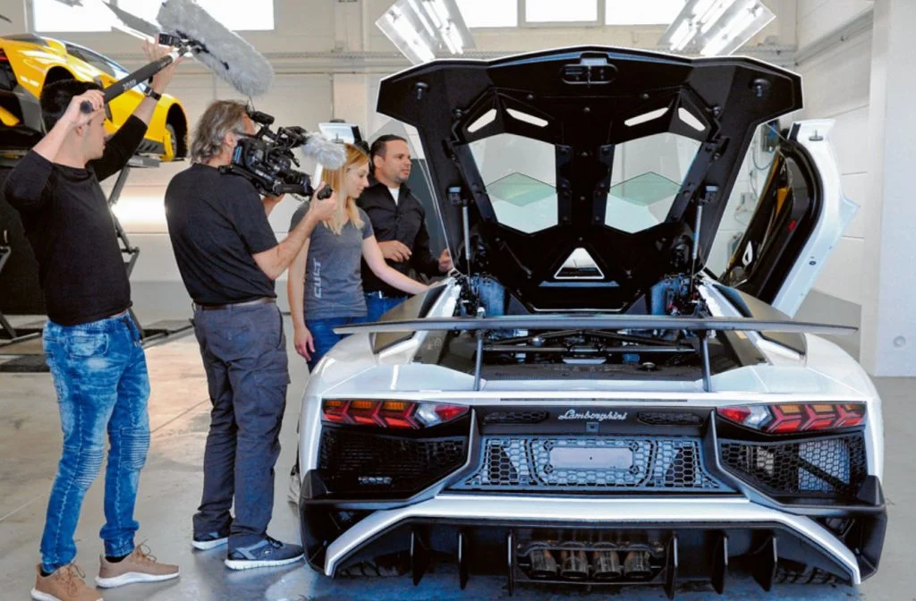 VOX Fernsehteam filmt einen weißen Lamborghini Aventador SV bei CULT