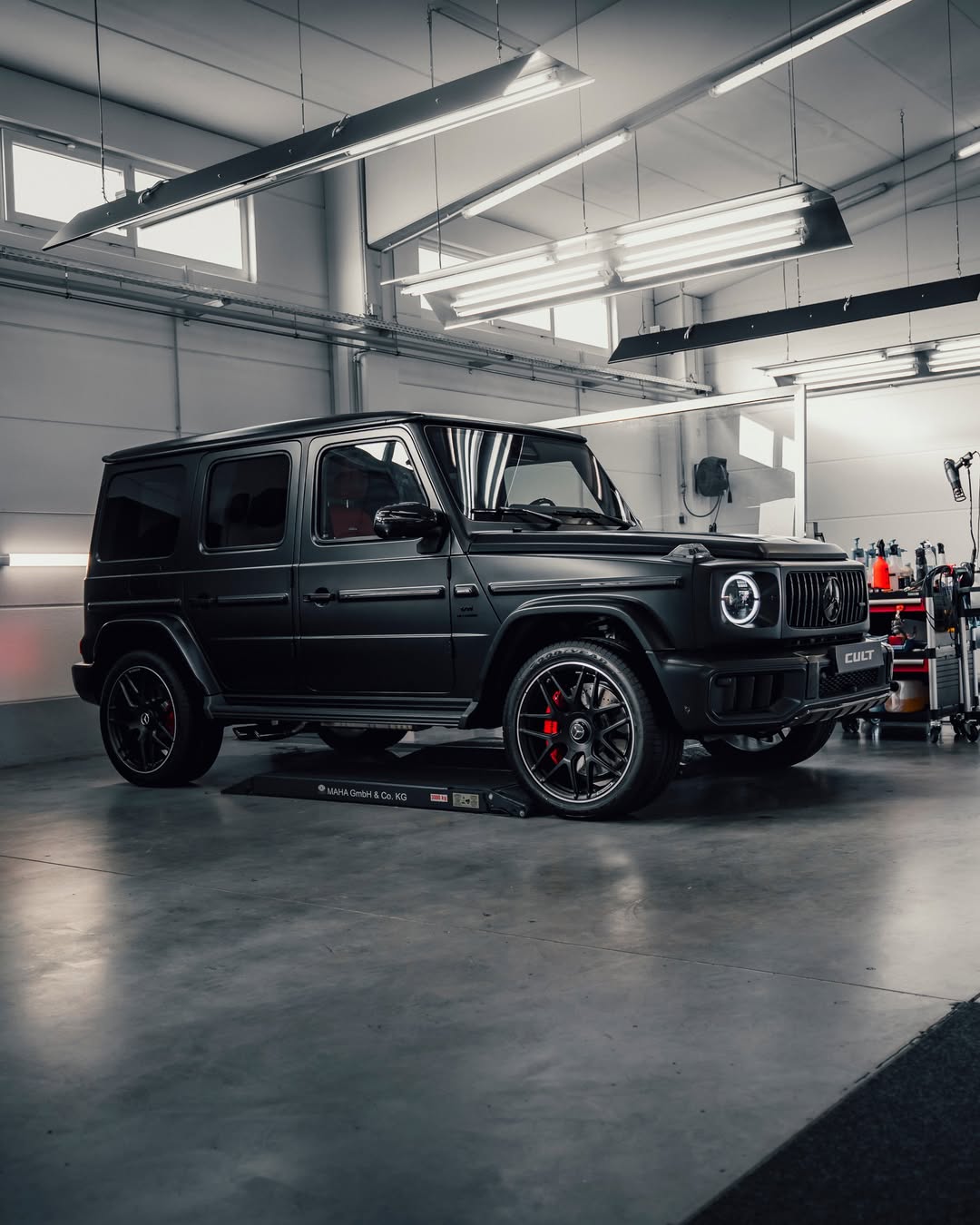 Mattschwarzer AMG G63 auf einer Inspektionsbühne in der CULT-Werkstatt
