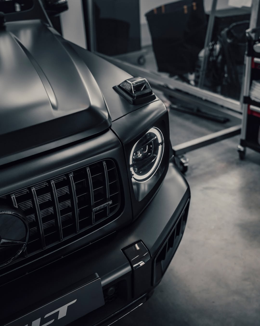 Frontdetail eines mattschwarzen AMG G63 nach der Außenpflege bei CULT