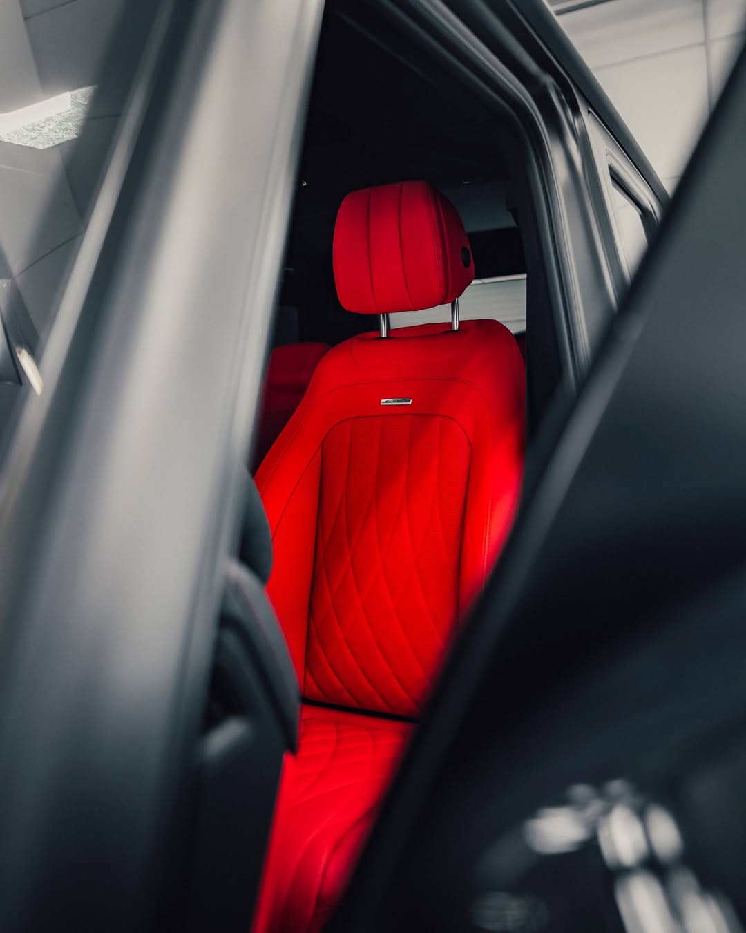 Roter AMG-Steppledersitz im mattschwarzen G63