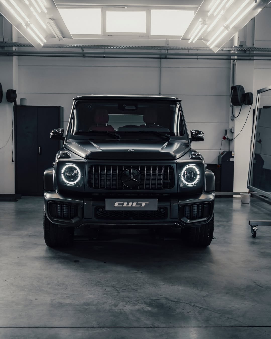 Mattschwarzer AMG G63 mit CULT-Kennzeichen in der CULT-Werkstatt