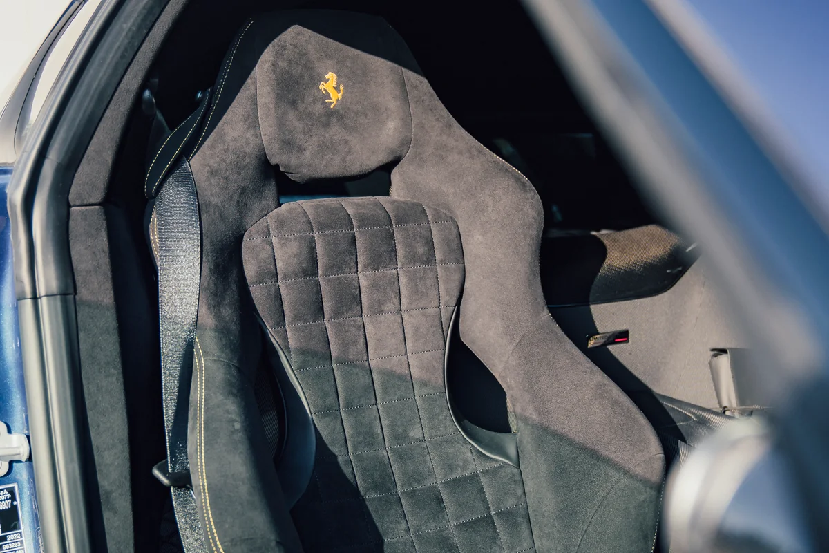 Nahaufnahme eines Ferrari-Alcantara-Sitzes in einem veredelten Interieur