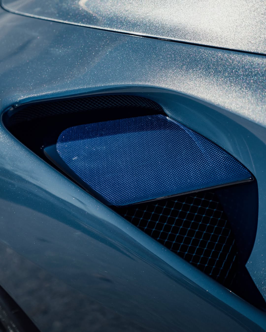 Blauer Carbon-Lufteinlass an einem folierten Ferrari 488 Spider
